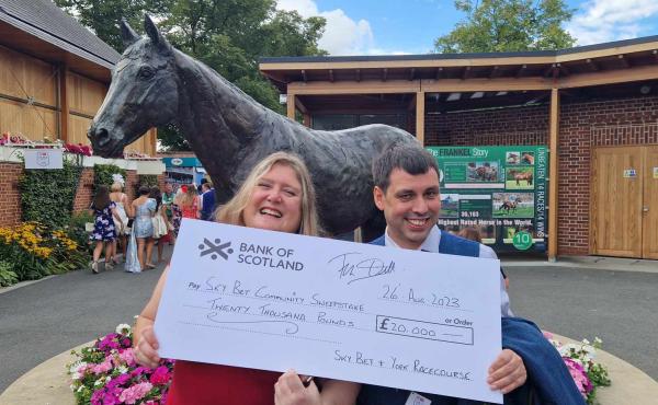 Andrew and Kathryn holding £20,000 Cheque